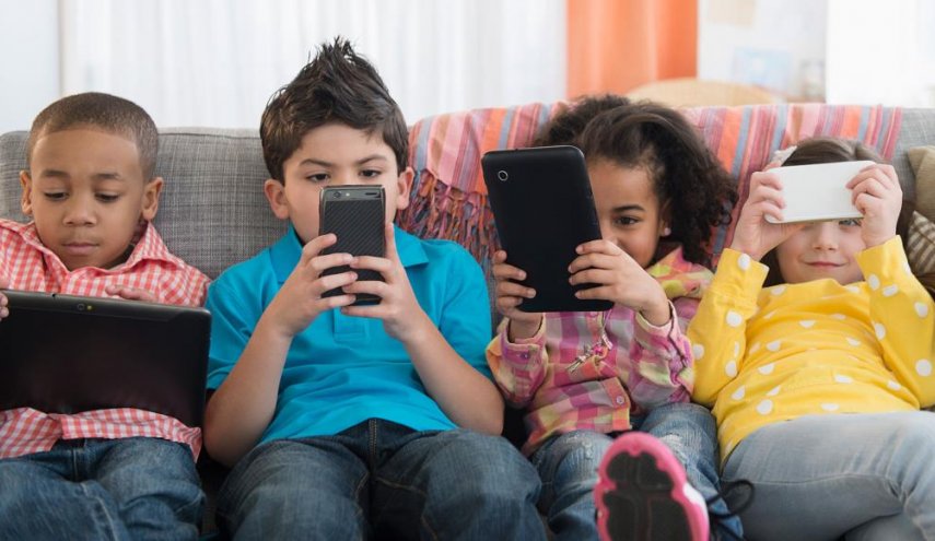 كيفية تعليم الطفل باستخدام الهاتف
